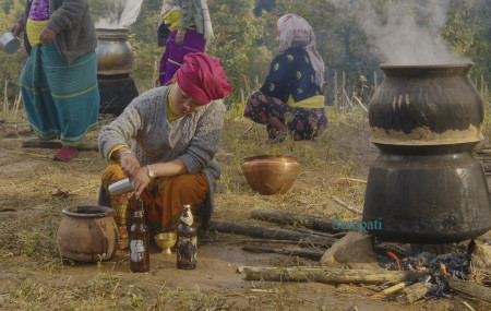 स्थानीय रक्सी उत्पादन गर्दै महिलाहरू। तस्बिरः नवीन चौहान